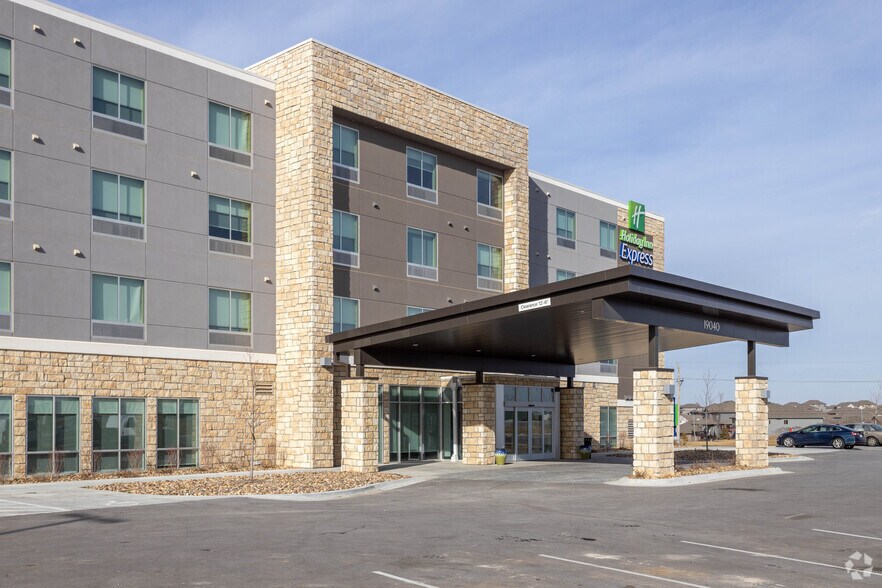 More Photos Of 19040 Evans St, Elkhorn Hotel For Sale