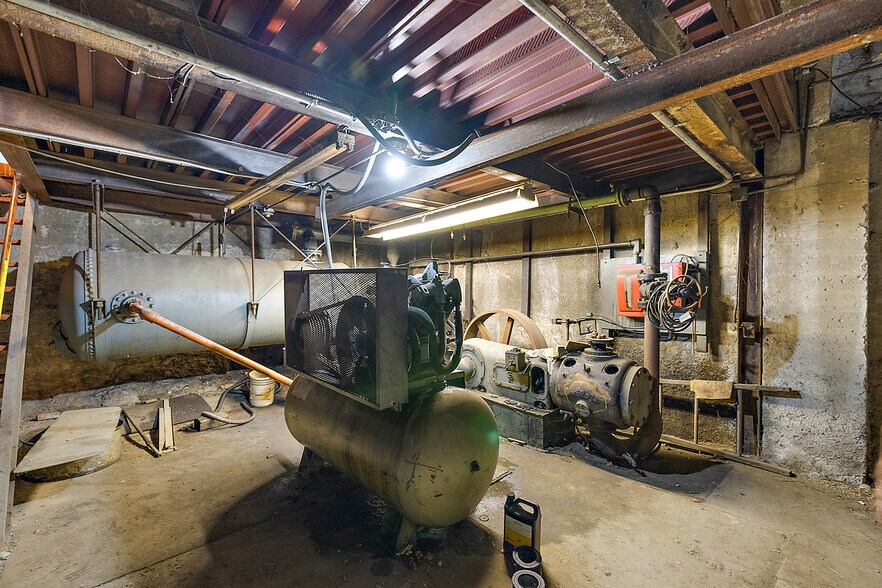 More Photos Of 451 E Wilson Ave, Pontiac Warehouse For Sale