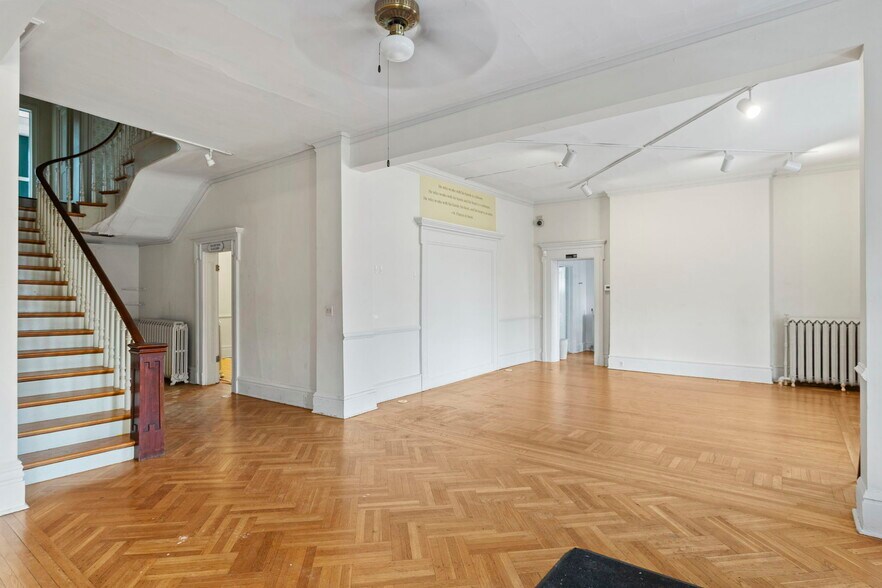 More Photos Of 301 S Main St, Harrisonburg Flex For Sale