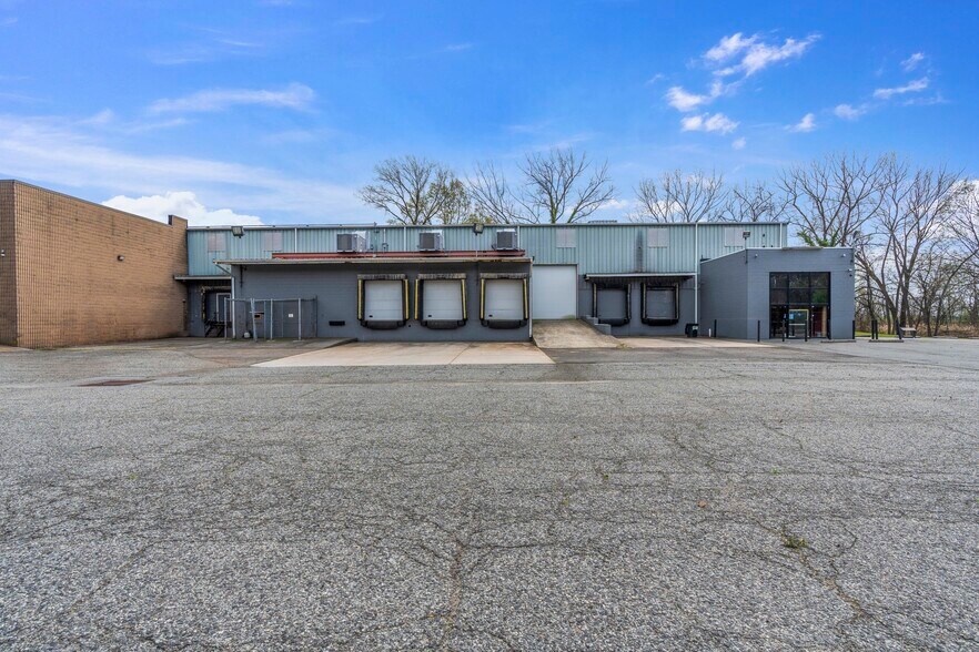 More Photos Of 4865 Arthur Kill Rd, Staten Island Warehouse For Lease