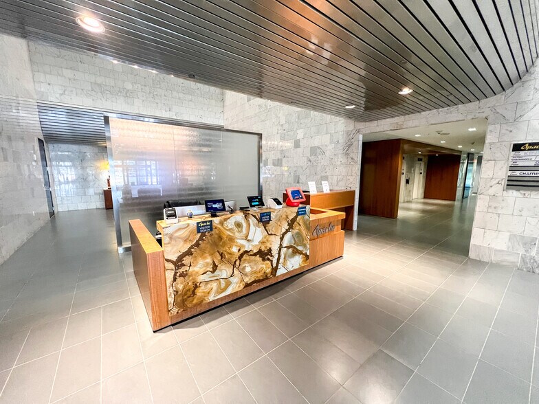 More Photos Of 303 Veterans Airpark Ln, Midland Office For Lease