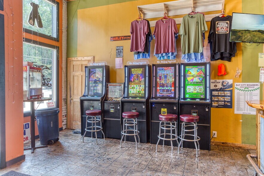 More Photos Of 3531 Wi-35, Maiden Rock Storefront Retail Residential For Sale