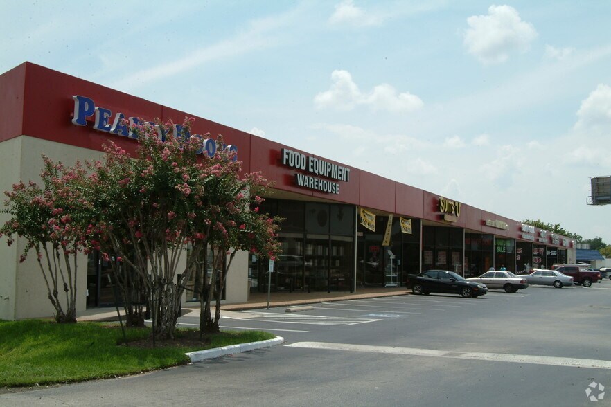 More Photos Of 7000 North Fwy, Houston Storefront For Lease