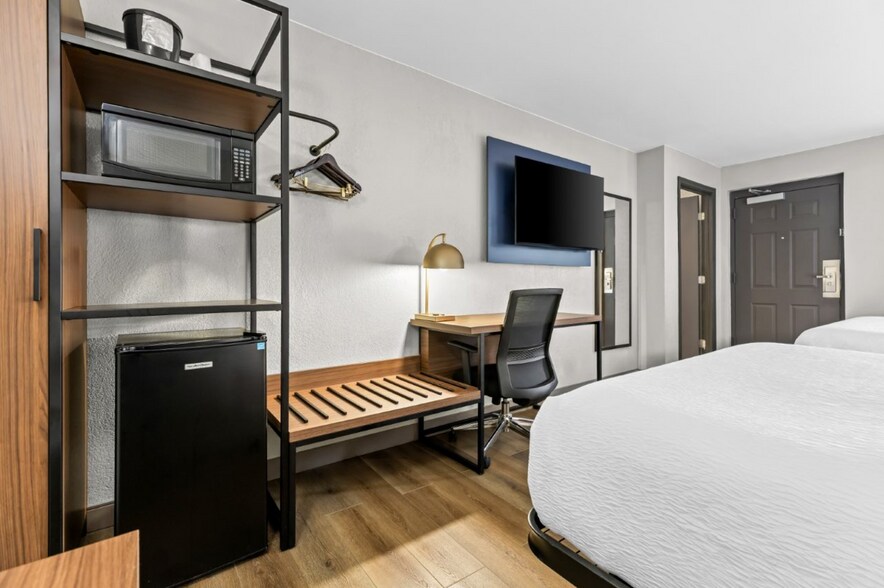 More Photos Of 4870 University Dr NW, Huntsville Hotel For Sale