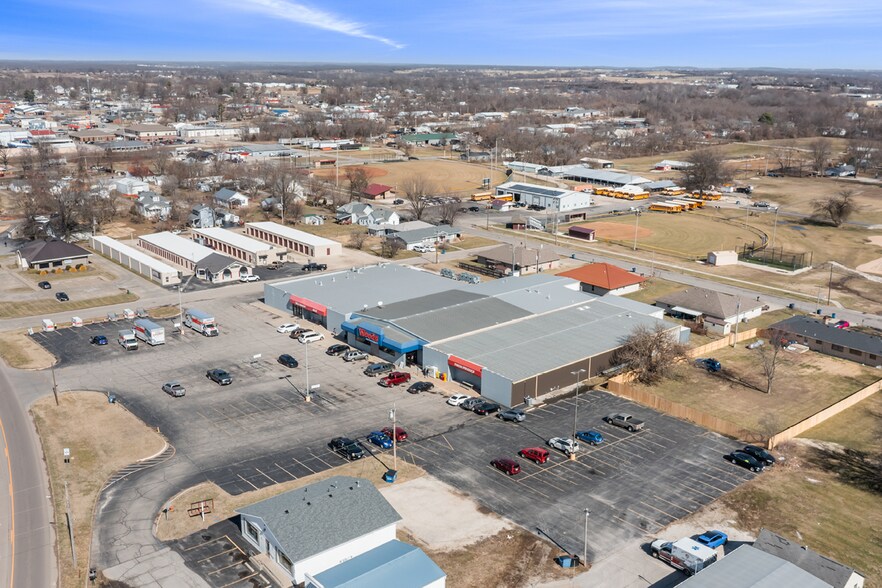 More Photos Of 1002 S Aurora St, Eldon Supermarket For Sale