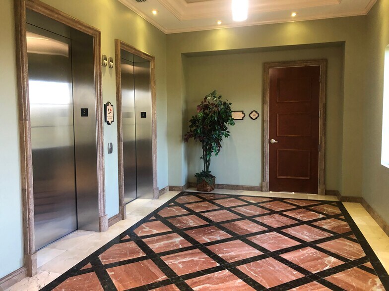 More Photos Of 7065 Westpointe Blvd, Orlando Office For Sale