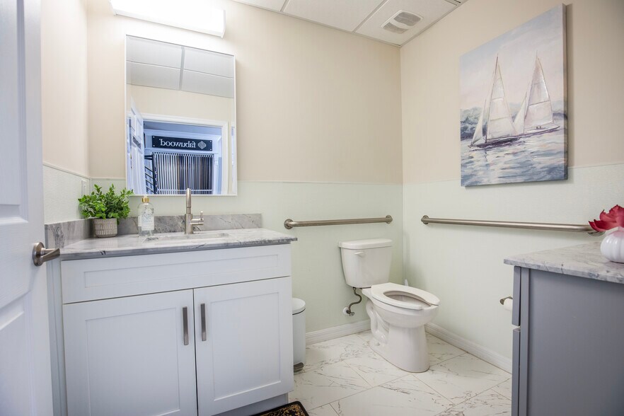 More Photos Of 330 NW Enterprise Dr, Port Saint Lucie Showroom For Lease