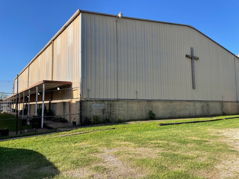 More Photos Of 522 Lindale St, Houston Religious Facility For Sale