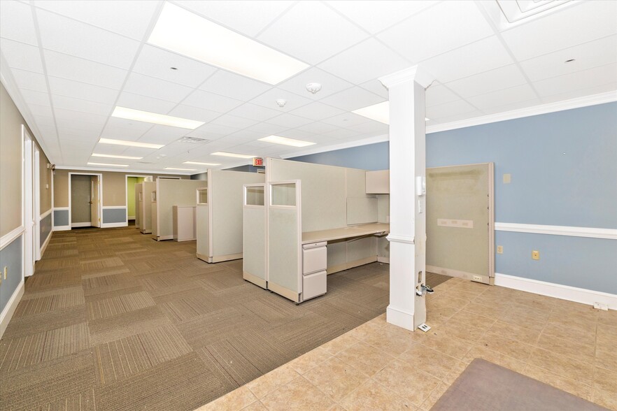 More Photos Of 925 N East St, Frederick Bank For Lease