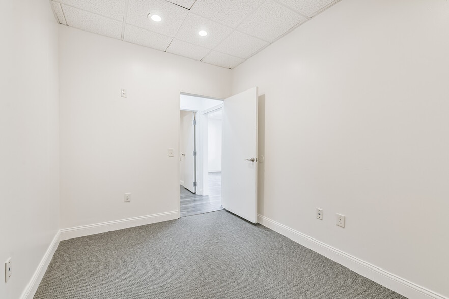 More Photos Of 20550 Townsen Blvd, Humble Office For Sale