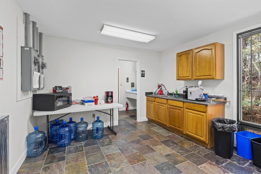 More Photos Of 3512 Godwin Ct, Mobile Medical For Sale