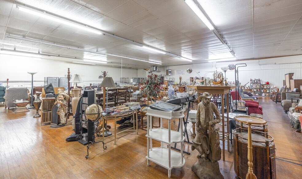 More Photos Of 600 W Commercial St, Lebanon Department Store For Sale