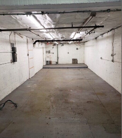 More Photos Of 5 E 12th St, Paterson Showroom For Lease