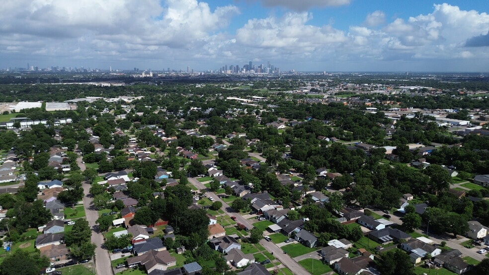 More Photos Of 3046 Golfcrest Blvd, Houston Apartments For Sale
