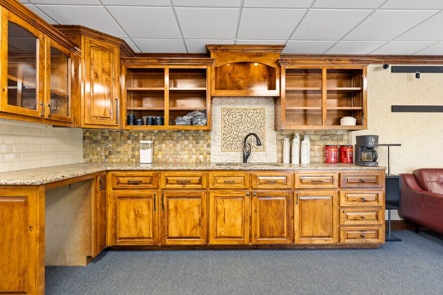 More Photos Of 3698 E Marshall Ave, Longview Warehouse For Lease