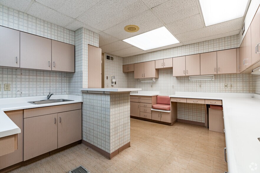 More Photos Of 1312 Bishop St, Union City Medical For Sale
