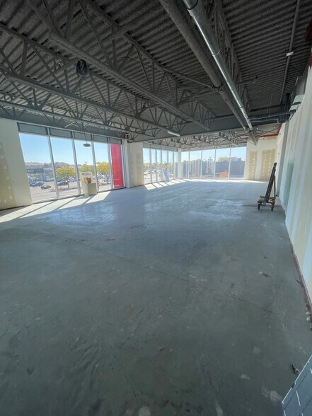 More Photos Of 5965-5995 Boul Des Grandes-Prairies, Saint-leonard Industrial For Lease