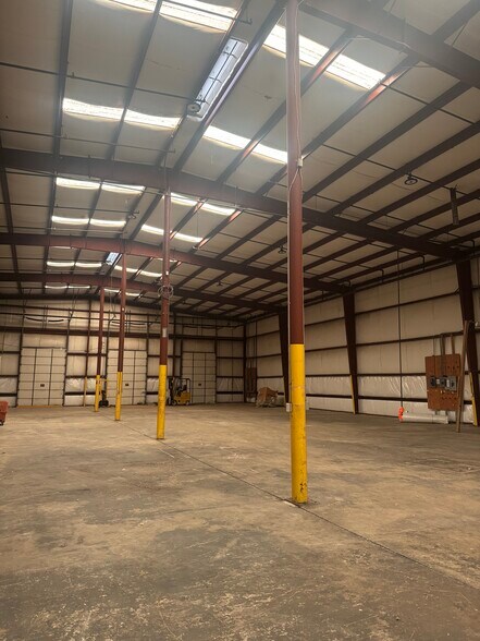 More Photos Of 4 Copper Dr, Wilmington Warehouse For Lease