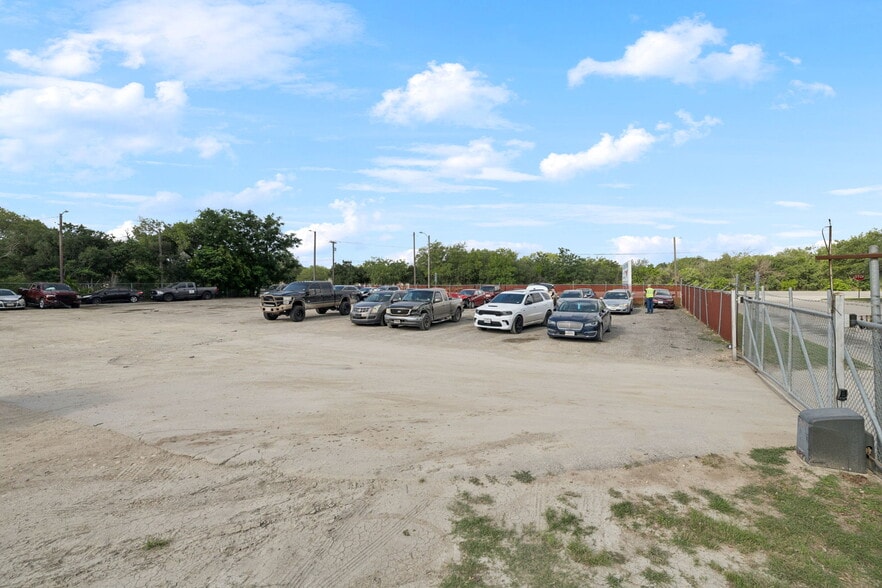 More Photos Of 100 Pecan Dr, Schertz Service For Sale