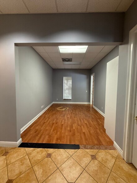 More Photos Of 1474 Rail Head Blvd, Naples Showroom For Lease