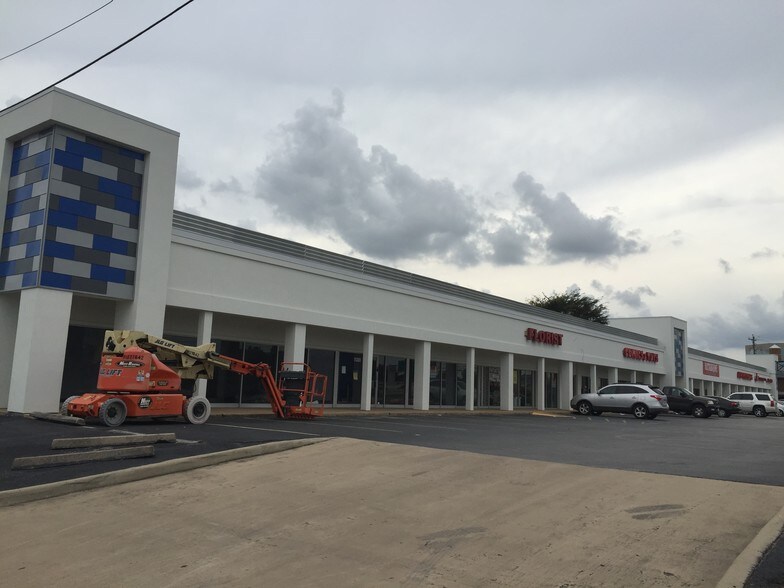 More Photos Of 11301-11329 Katy Fwy, Houston General Retail For Sale