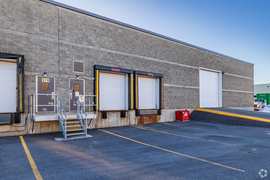 More Photos Of 350-390 Rue Mcarthur, Saint-Laurent Warehouse For Lease