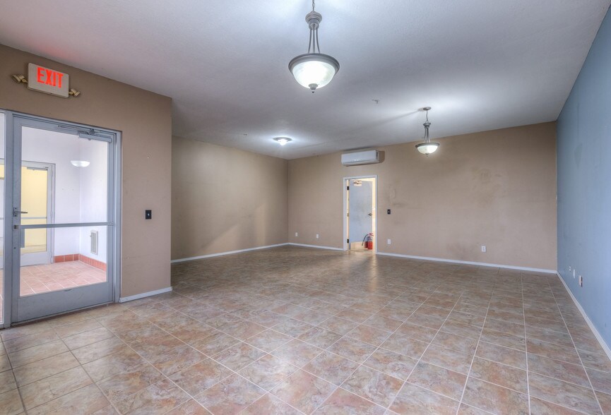 More Photos Of 14140-14198 Northdale Blvd, Rogers Showroom For Lease