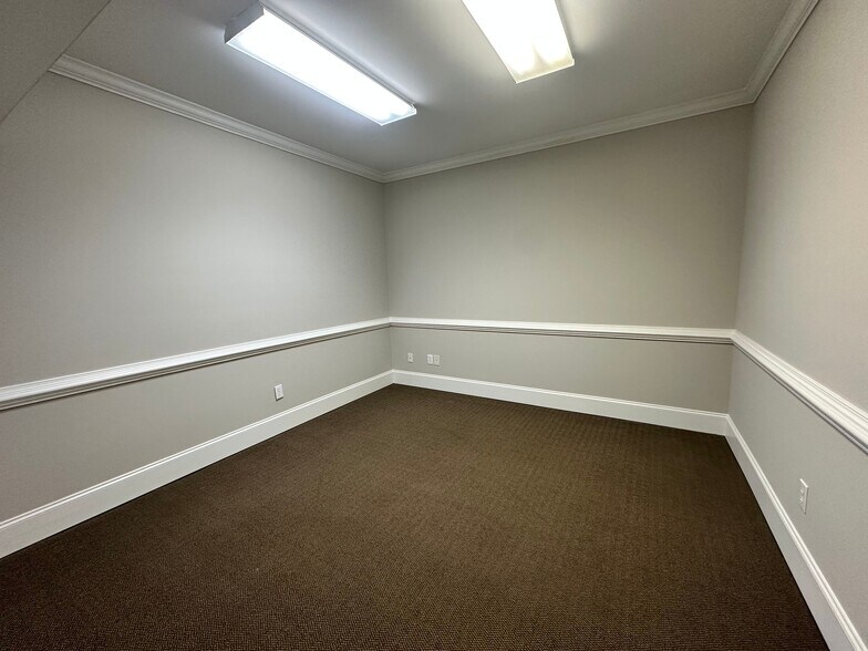 More Photos Of 327 Dahlonega St, Cumming Medical For Sale