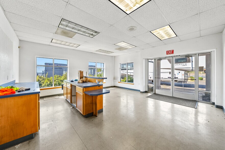 More Photos Of 3976 Crater Lake Ave, Medford Auto Dealership For Lease