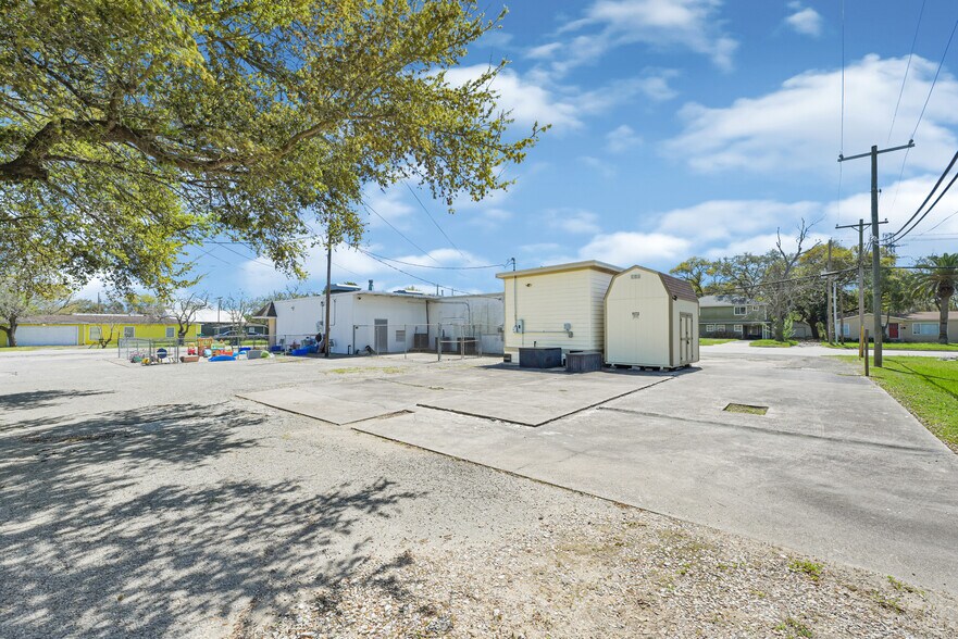 More Photos Of 2000 Cedar Dr, La Marque Freestanding For Sale