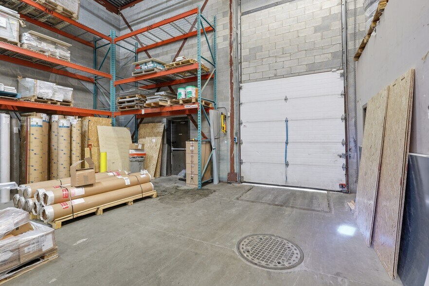 More Photos Of 8905 Boul Henri-Bourassa O, Saint-Laurent Showroom For Lease