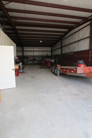 More Photos Of 8515 S Regency Dr, Tulsa Warehouse For Lease