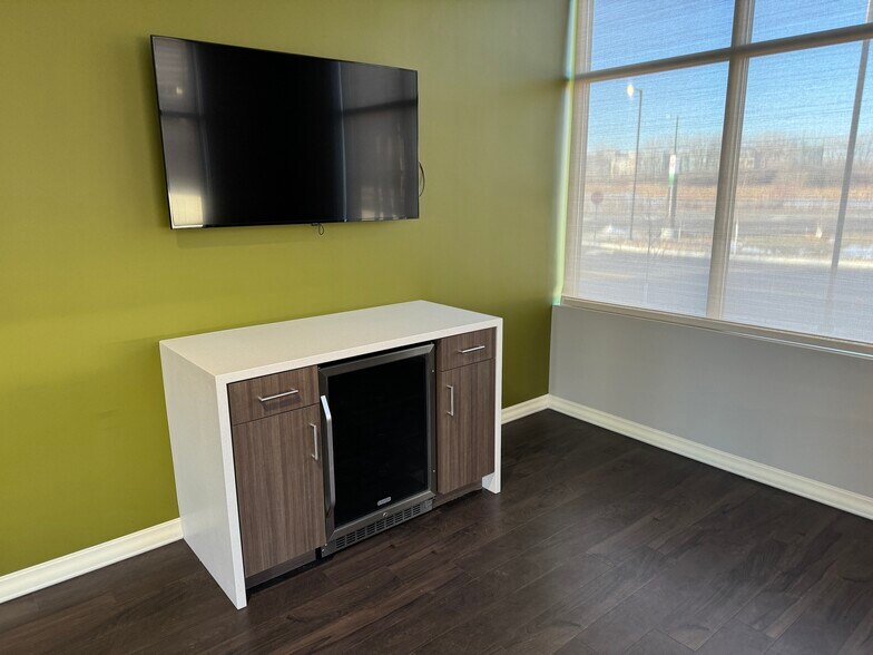 More Photos Of 100 Prairie Center Dr, Eden Prairie Unknown For Lease