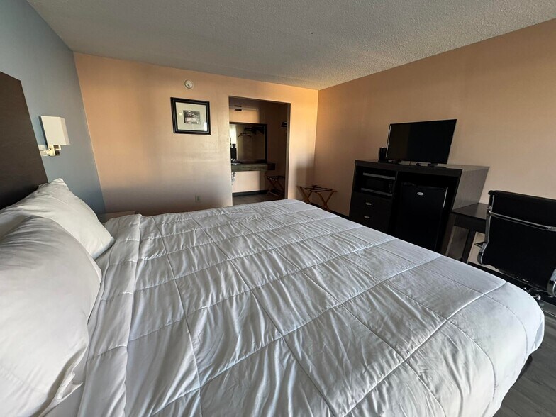 More Photos Of 990 Maple St, Russell Springs Hotel For Sale