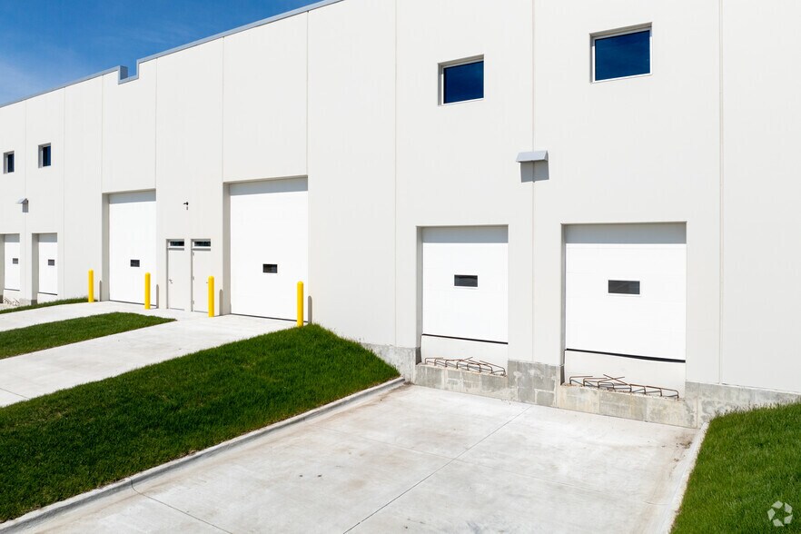 More Photos Of 305 Adventureland Drive NW, Altoona Showroom For Lease