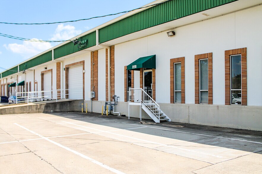 More Photos Of 151 Regal Row, Dallas Warehouse For Lease