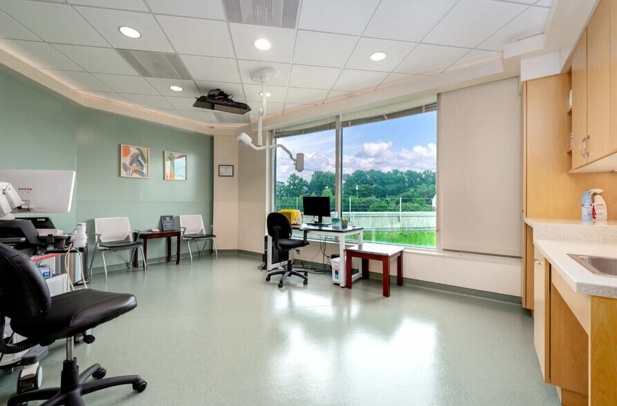More Photos Of 8860 Columbia 100 Pkwy, Columbia Medical For Sale