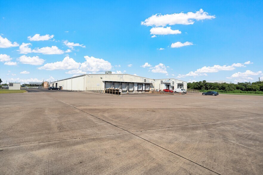 More Photos Of 624 Texas Central Pky, Waco Warehouse For Lease