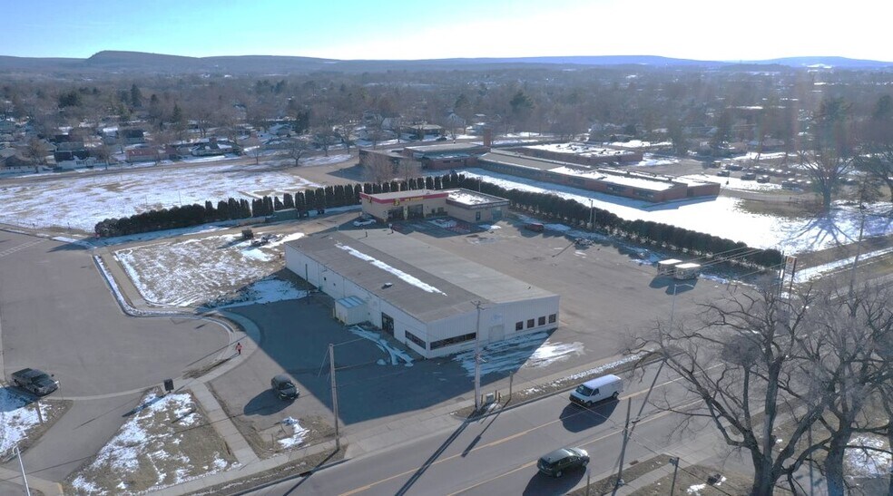 More Photos Of 818 8th St, Baraboo Freestanding For Sale