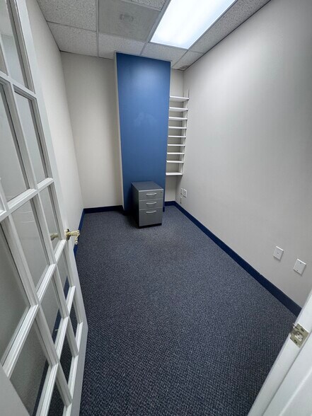 More Photos Of 20 Pidgeon Hill Dr, Sterling Medical For Sale