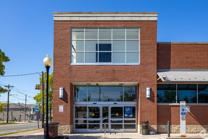 More Photos Of 343 S Broad St, Woodbury Drugstore For Lease