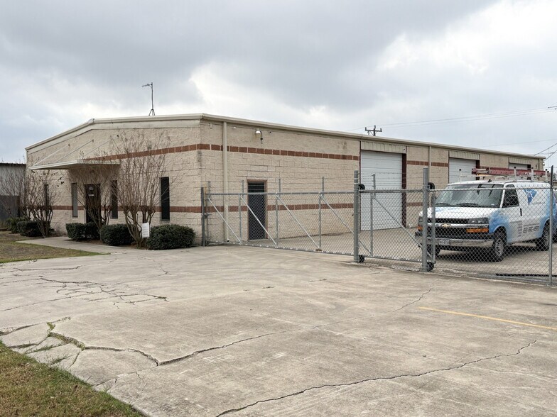 More Photos Of 13131 Lookout Run, San Antonio Warehouse For Lease
