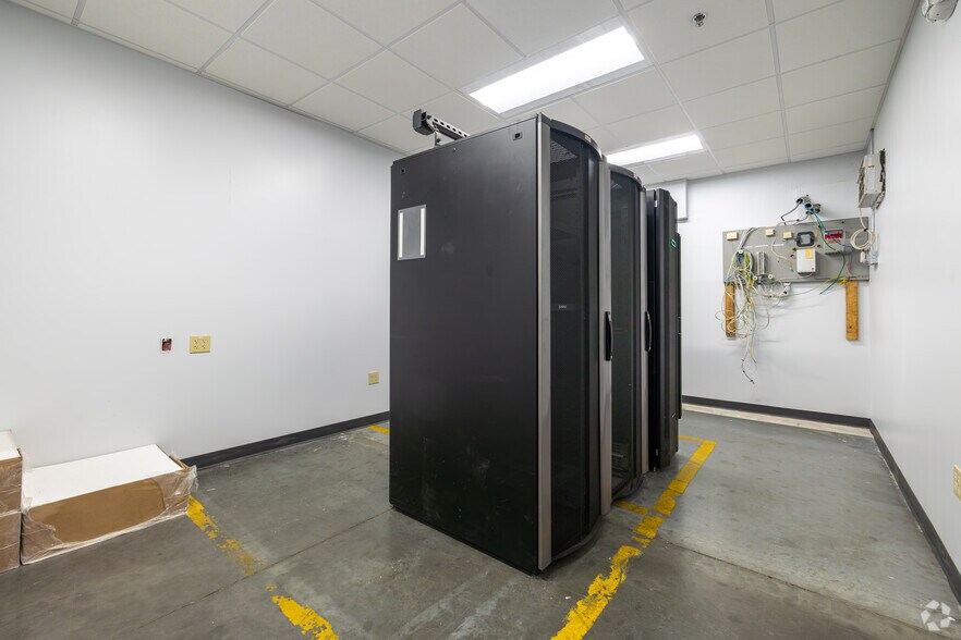 More Photos Of 12400 Presidents Ct, Jacksonville Warehouse For Lease