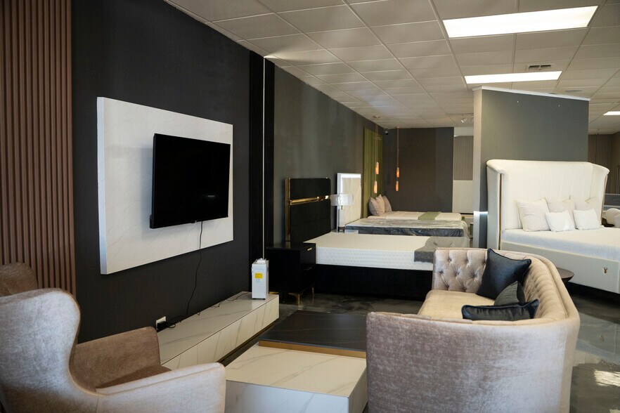 More Photos Of 7115 Blanco Rd, San Antonio Storefront For Lease