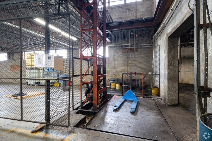 More Photos Of 209 W Main St, Linn Warehouse For Sale