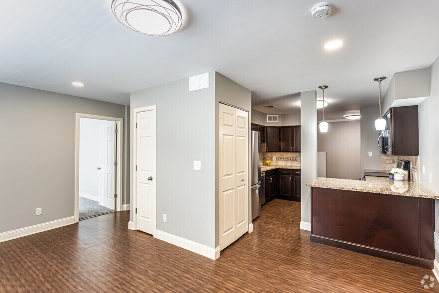 More Photos Of 4339 Roanoke Pkwy, Kansas City Apartments For Sale