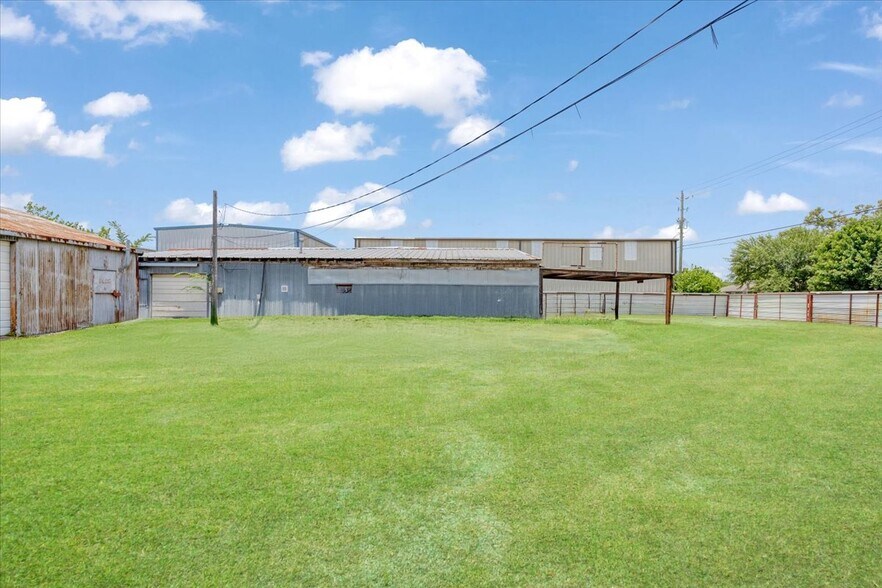 More Photos Of 6334 Midvale Ave, Houston Warehouse For Lease