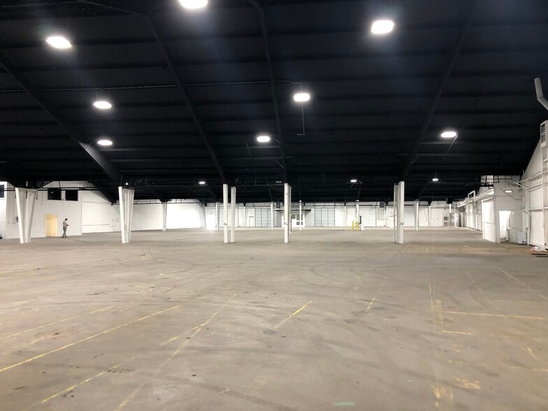 More Photos Of 10850 Harry Hines Blvd, Dallas Warehouse For Lease