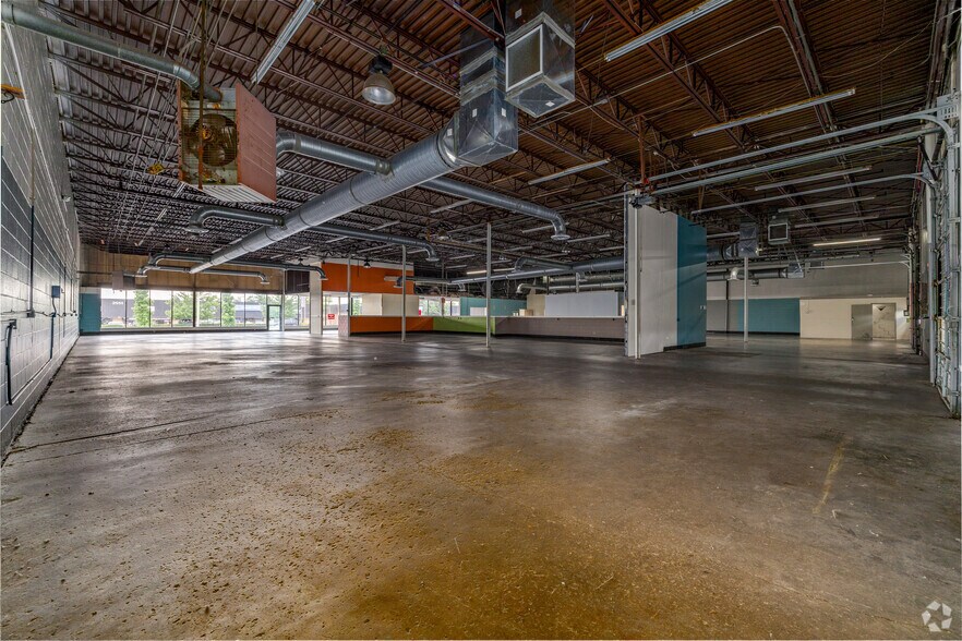 More Photos Of 2550 Regency Rd, Lexington Showroom For Lease