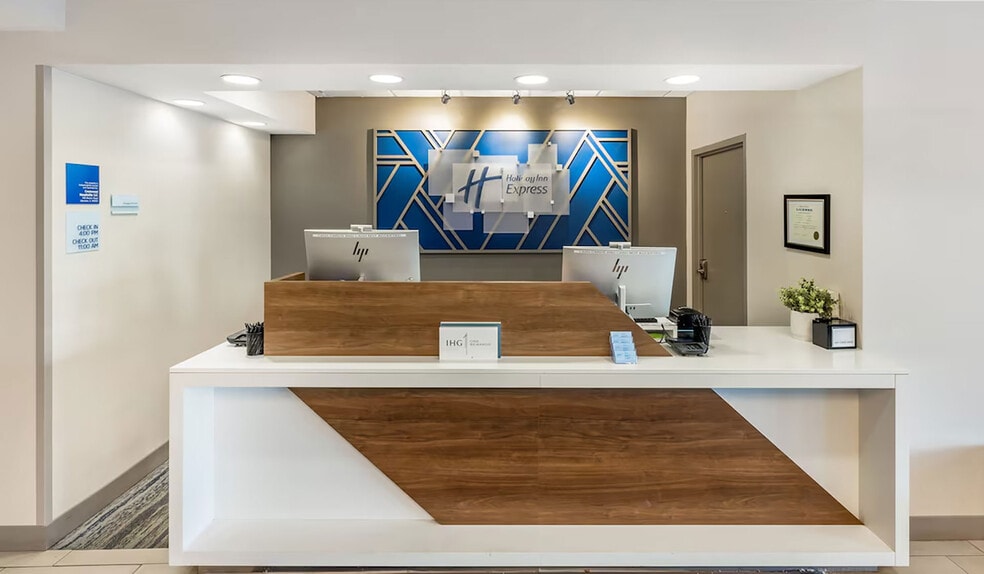 More Photos Of 13330 Cicero Ave, Crestwood Hotel For Sale